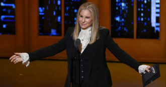 Copertina di “Su consiglio dei medici non posso partecipare al Festival di Cannes, non vedevo l’ora la continuo la convalescenza”: Barbara Streisand non ritira la Palma D’Oro