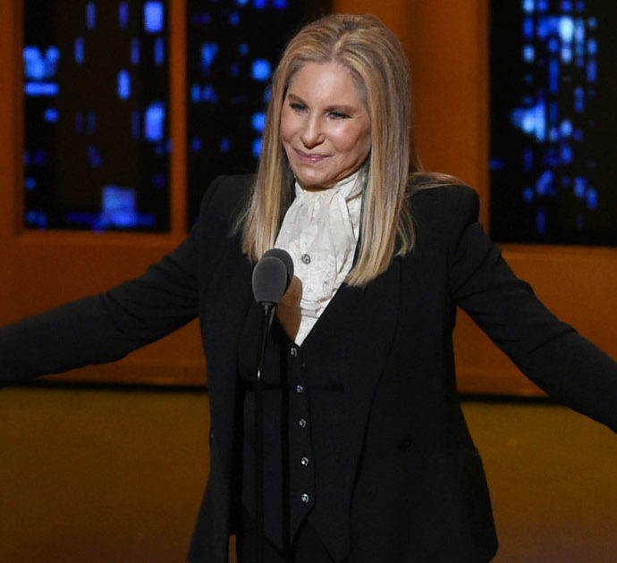 “Su consiglio dei medici non posso partecipare al Festival di Cannes, non vedevo l’ora la continuo la convalescenza”: Barbara Streisand non ritira la Palma D’Oro