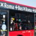 Copertina di Gruppo di turisti sposta di peso un’auto che bloccava il passaggio del bus in centro a Roma