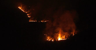 Copertina di Brescia, incendio in Valcamonica: a Sonico impegnati canadair ed elicotteri – Video