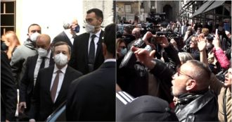 Copertina di Napoli, Draghi contestato nel rione Sanità: urla e insulti contro il premier. Esposto uno striscione: “Zero soldi agli arsenali, più fondi agli ospedali”