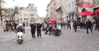 Copertina di Guerra Russia-Ucraina, il racconto da Leopoli: l’apparente normalità della città tra negozi aperti e gente in strada nonostante gli allarmi aerei