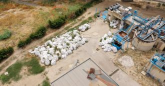 Copertina di Sicilia, a Licata il depuratore è diventato una discarica a cielo aperto. Gli abitanti: ‘Costretti a non aprire le finestre, odore insopportabile’