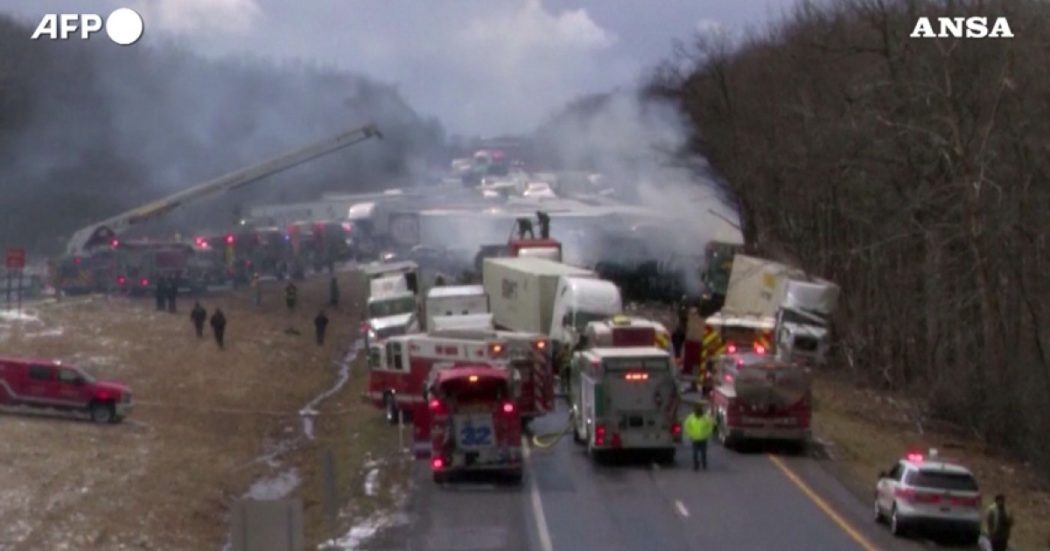 Usa, maxi incidente in Pennsylvania: otre 50 veicoli coinvolti in un tamponamento a catena. Le impressionanti immagini