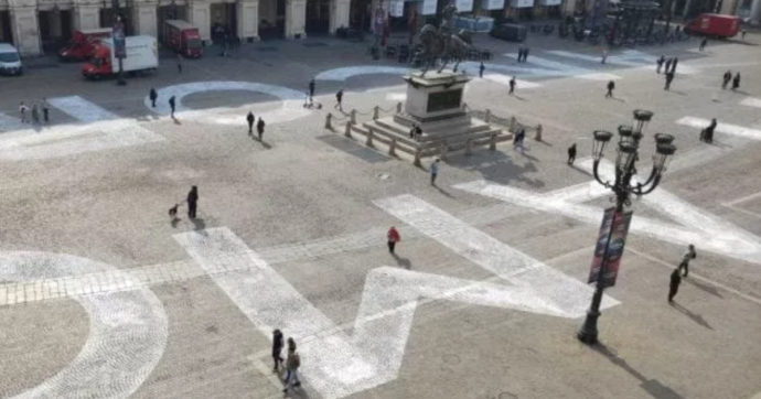 Torino, a piazza San Carlo spunta una scritta gigantesca: “Ti amo ancora”