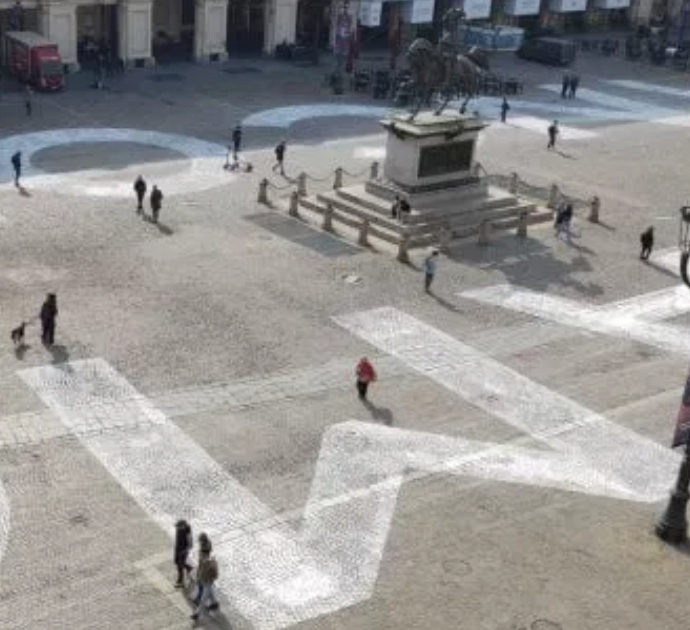 Torino, a piazza San Carlo spunta una scritta gigantesca: “Ti amo ancora”