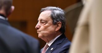 Copertina di Draghi l’amerikano: promesse a Zelensky e resta zitto su Biden