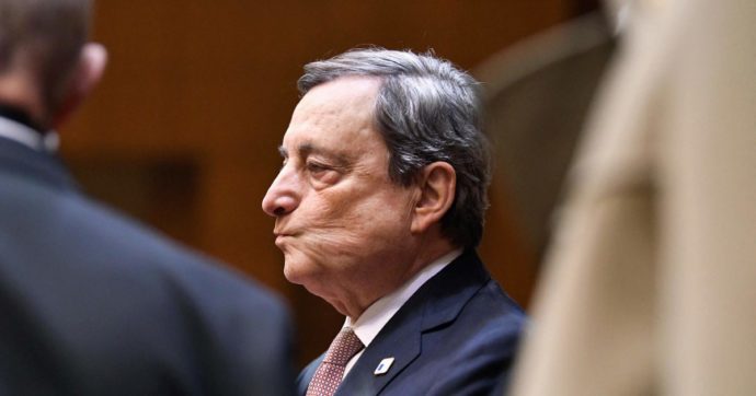 Draghi l’amerikano: promesse a Zelensky e resta zitto su Biden