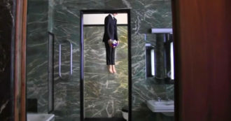 Copertina di Maurizio Cattelan impiccato in bagno: la disturbante installazione dell’artista a Milano – Video