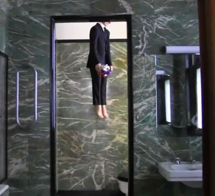 Maurizio Cattelan impiccato in bagno: la disturbante installazione dell’artista a Milano – Video