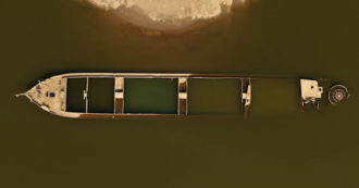 Copertina di Fiume Po, il recupero del cingolato e della chiatta abbandonati dall’esercito nazista durante la Seconda guerra mondiale: il video dall’alto