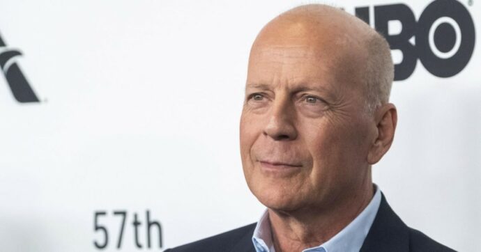 Bruce Willis si ritira: “Gli è stata diagnosticata l’afasia, la malattia compromette le sue capacità cognitive”. L’annuncio su Instagram dei figli con la moglie e Demi Moore