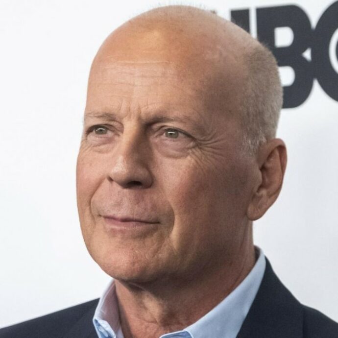 Bruce Willis, l’afasia si è aggravata: “Non parla e non capisce nulla di quello che gli dicono”. I familiari sperano in “un miracolo di Natale”