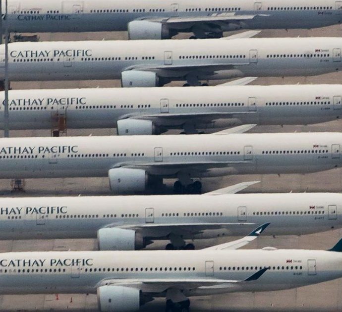 New York – Hong Kong senza scali: 18 ore di volo e 17mila chilometri non stop, il viaggio da record per evitare la Russia