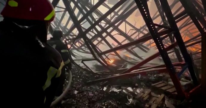 Guerra Russia-Ucraina, magazzino in fiamme nel distretto di Brovary dopo i bombardamenti