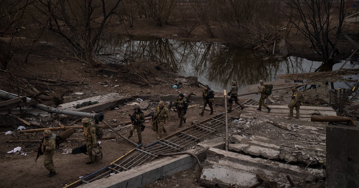 Russia-Ukraine war, live |  USA: “Russian forces are very close to the center of Mariupol.”  Troops leave Kyiv “but this is not a withdrawal.”  Stalemate in talks: the Crimean knot and the Donbass