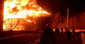 Copertina di Guerra Russia-Ucraina, maxi-incendio al deposito petrolifero di Rivne dopo l’attacco del 28 marzo: le operazioni di spegnimento