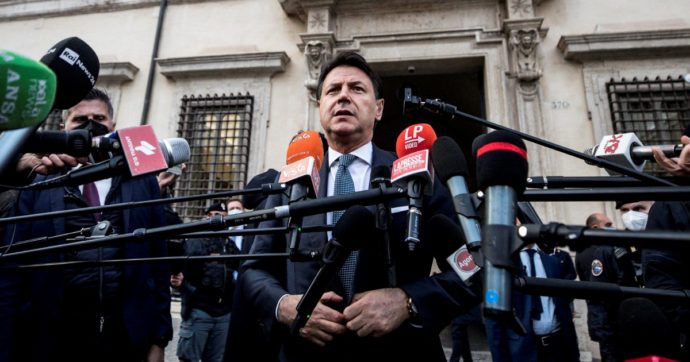 Riarmo, tra Draghi e Conte non c’è pace. Il premier usa l’arma del Colle