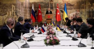 Copertina di Kiev-Mosca fanno prove di pace Usa scettici: “Aspettiamo i fatti”