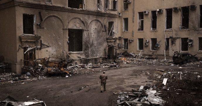 Guerra Russia-Ucraina, la diretta – Biden: “Scettico su ritiro truppe”. Ucciso un miliziano italiano in Donbass. Metsola in viaggio verso Kiev