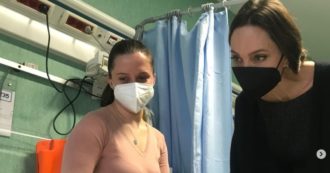 Copertina di Angelina Jolie fa visita ai bimbi ucraini ricoverati all’Ospedale Bambino Gesù di Roma: “Sto pregando per la fine della guerra”