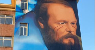 Copertina di Putin elogia il murale di Dostoevskij a Napoli: “Mi dà speranza”. Jorit: “Ho fatto più io per la pace che il governo italiano”
