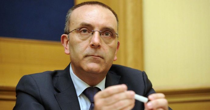 Senato, il gruppo degli ex M5s accoglie Vito Petrocelli: “Vittima della prepotenza governativa, noi gli unici non guerrafondai”