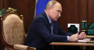 Copertina di Putin: “Gas pagato in rubli o contratti esistenti interrotti a partire da domani”. Parigi e Berlino: “Pronti a ogni evenienza”