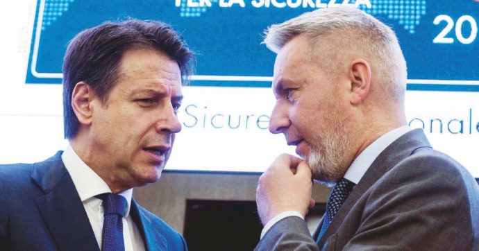 Armi, fiducia con “rinvio”. Ma l’asse col Pd scricchiola