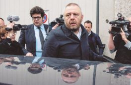 Copertina di Ora Uggetti è rimasto solo e manda pizzini agli “amici”