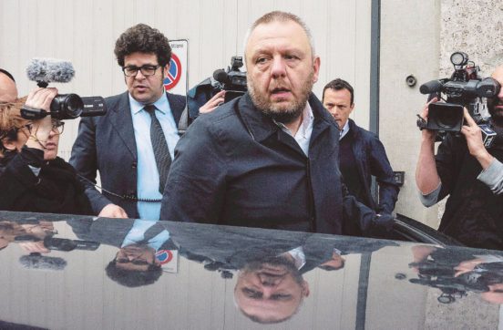 Ora Uggetti è rimasto solo e manda pizzini agli “amici”