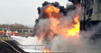Guerra Russia-Ucraina, Mosca accusa: “Attacco di Kiev a deposito di petrolio”. I vigili del fuoco in azione per spegnere le fiamme