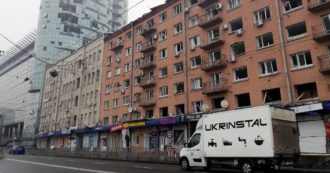 Guerra Russia-Ucraina, la quiete incerta nel centro di Kiev: riaprono i caffè, qualcuno passeggia. “Rifugi? Nessuno ci va più”