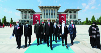 Copertina di Draghi e Macron sdoganano la Turchia per la difesa aerea