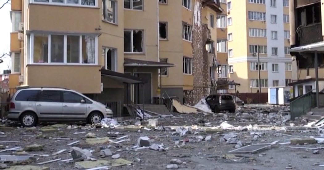 Guerra Russia-Ucraina, cosa rimane di Irpin dopo i bombardamenti: macerie, auto bruciate ed edifici distrutti