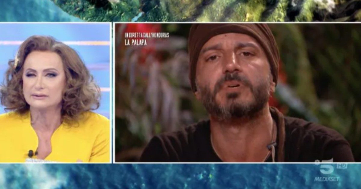 Isola dei Famosi, Vaporidis si rivolge al maschile di Vladimir Luxuria: “Caro Vladi, tu dall’alto della tua accademia…”. La replica: “Porta rispetto”