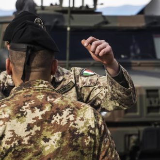 Copertina di Sturmtruppen d’Italia: come spende il nostro esercito. Il Fatto di domani 2 aprile