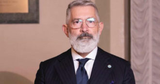 Copertina di San Marino, l’attivista Lgbt Paolo Rondelli nominato capitano reggente dal Parlamento: è il primo capo di Stato omosessuale al mondo
