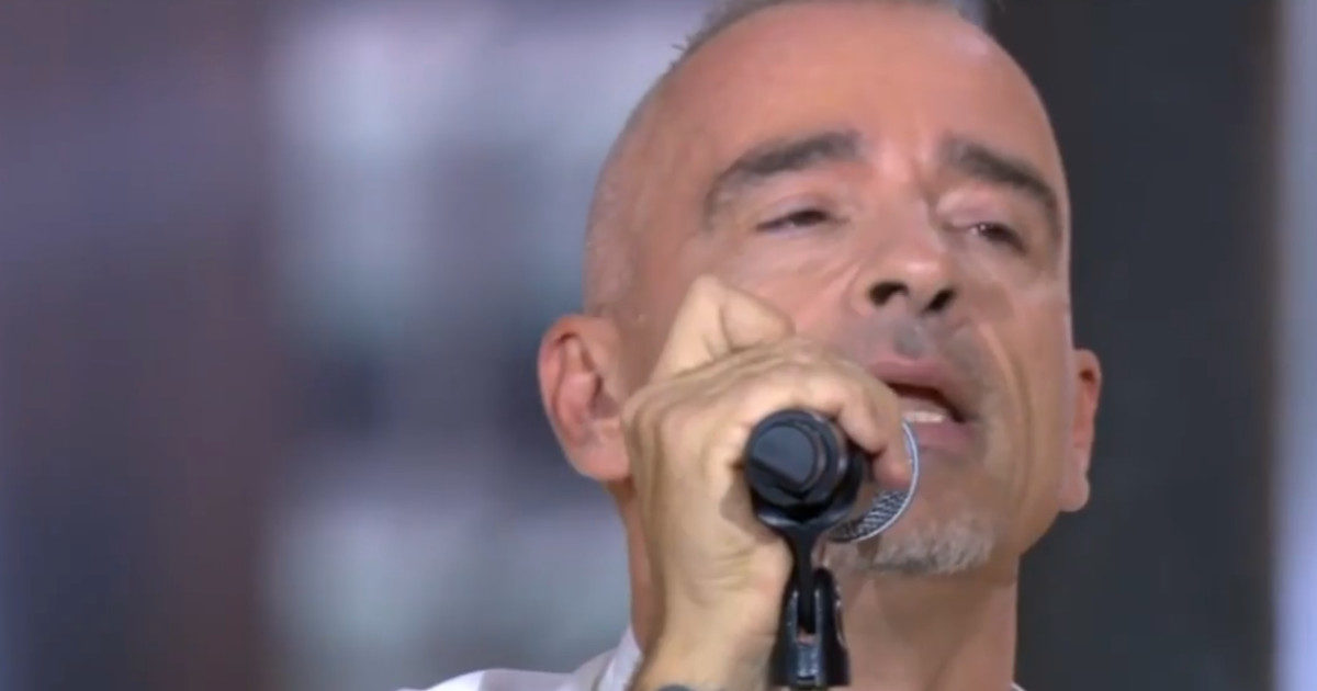 Eros Ramazzotti torna in tour: “Lo annuncio col cuore pesante e gonfio di amarezza per la guerra, ma con la speranza che la musica possa donare conforto e gioia”