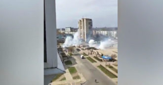 Copertina di Guerra Russia-Ucraina, spari ed esplosioni durante una manifestazione pacifica a Enerhodar – Video