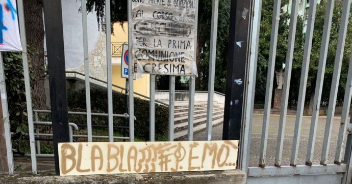 Don Patriciello, nuove minacce al prete anticamorra di Caivano: cartello intimidatorio davanti alla parrocchia