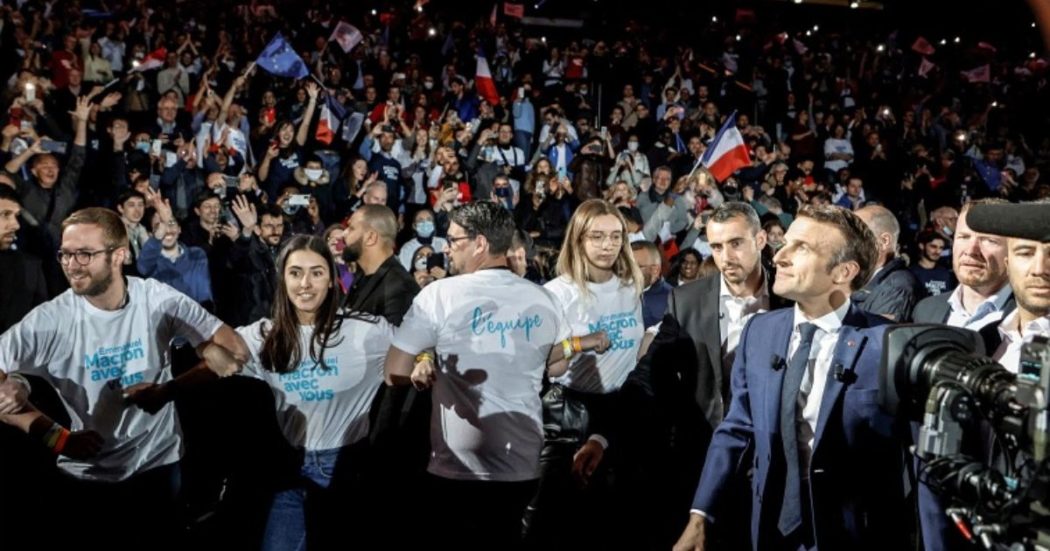 Francia, primo e unico maxi-comizio di Macron con 35mila sostenitori: “A poche ore da qui c’è chi bombarda la democrazia”. E zittisce i fischi