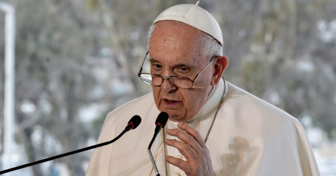 Copertina di Il cristiano è contro la guerra, ma l’alieno è papa Francesco