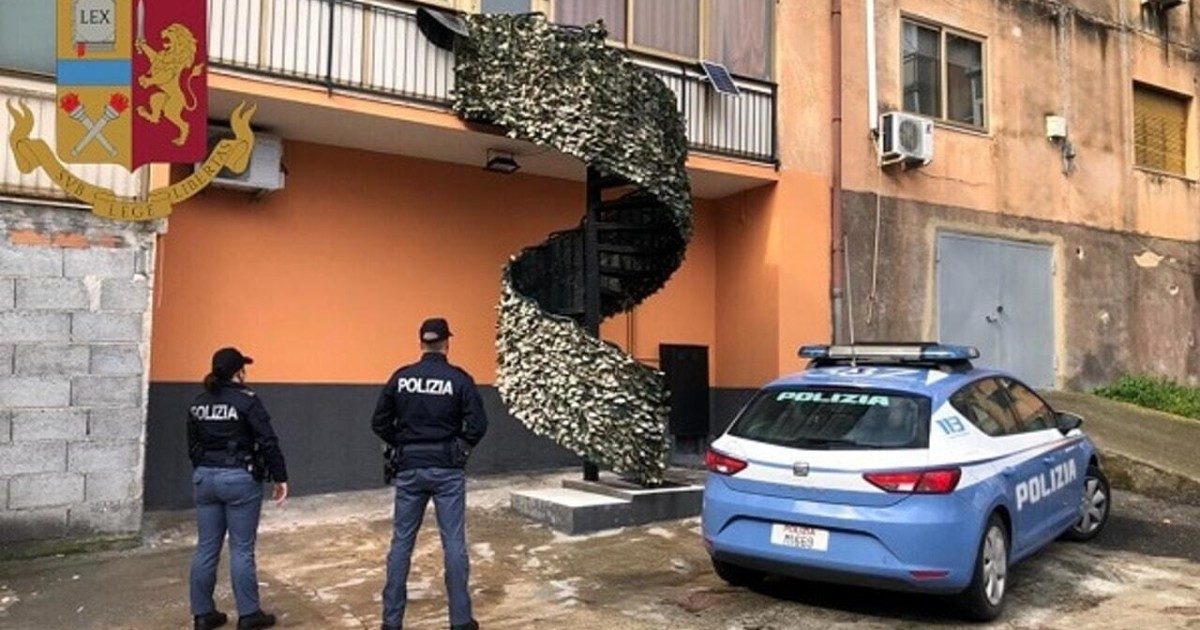 Catania, costruisce scala abusiva collegata al suo terrazzo per non incontrare i condomini
