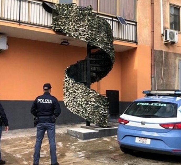 Catania, costruisce scala abusiva collegata al suo terrazzo per non incontrare i condomini