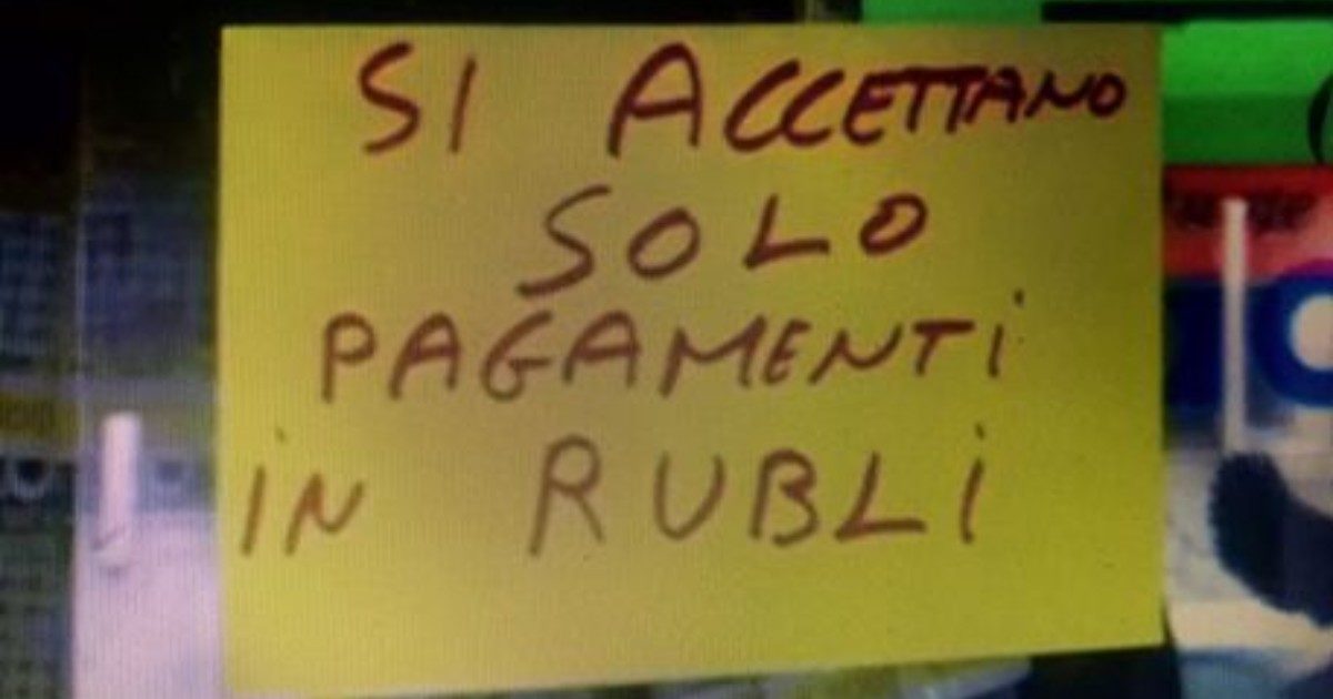 Guerra in Ucraina, il cartello di un tabaccaio di Arezzo: “Si accettano solo pagamenti in rubli”. Ma è un Pesce d’Aprile