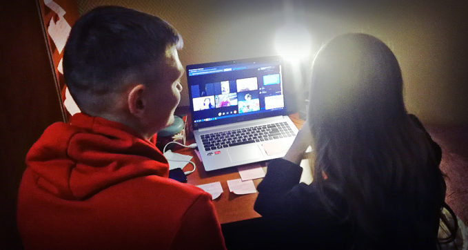 Ucraina, così due sfollati recitano favole a distanza per i piccoli in fuga dalla guerra. In diretta da un convento alla periferia di Kiev