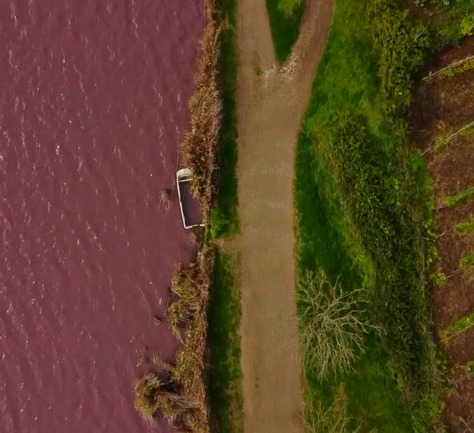 Napoli, il lago d’Averno diventa rosso: le spettacolari immagini dal drone. Ecco la spiegazione – Video