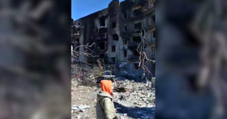 Copertina di Guerra Russia-Ucraina, la città di Izium rasa al suolo: “L’80% degli edifici residenziali distrutto” – Video