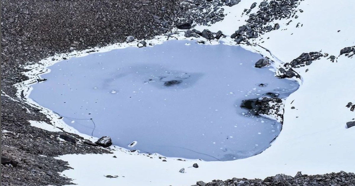 Il mistero del “Lago degli scheletri” da cui emergono teschi e ossa ogni volta che si scioglie la neve: “Presentano segni di violenza”